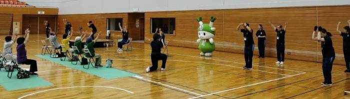 「みんなでdeラジオ体操早寝・早起き・朝ごはん」(深谷市総合体育館)にて  みんなのふっかちゃん体操を指導