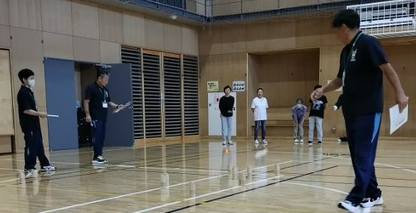 岡部公民館体育室にて  屋内モルックを指導