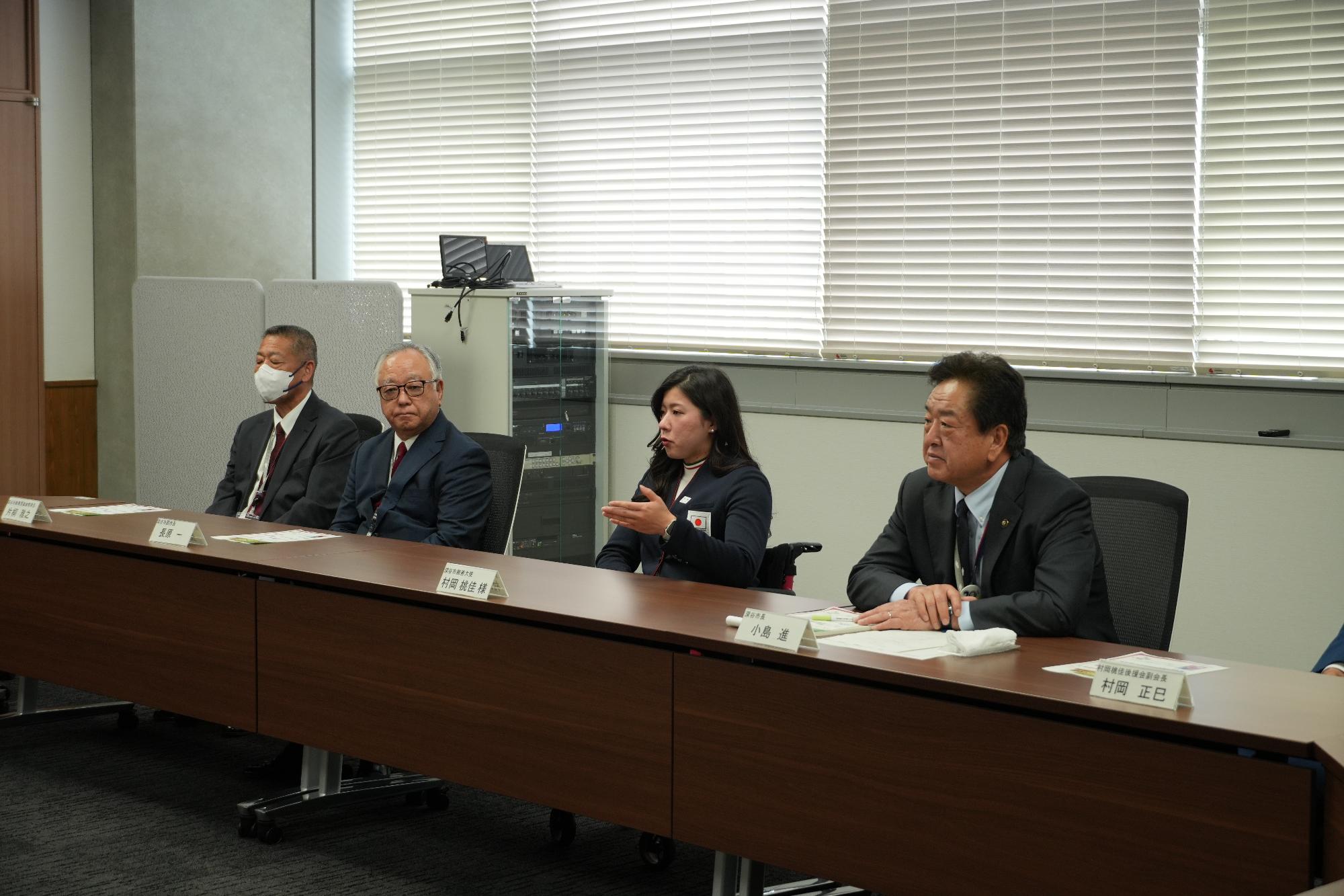 市長表敬訪問にて記者からの質問に答える村岡選手