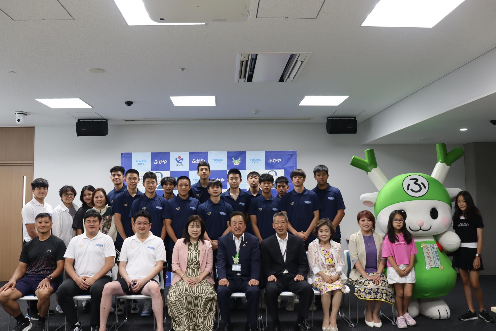 日本台湾OKAMI会・台湾開南高校市長表敬訪問写真