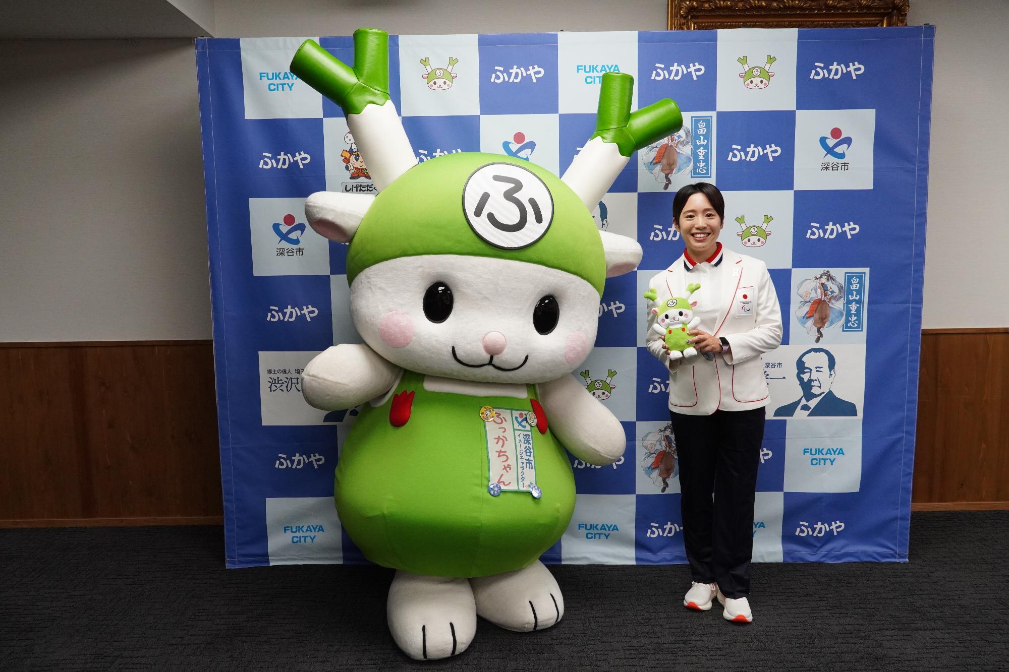 ふっかちゃんぬいぐるみを手に、ふっかちゃんと記念撮影