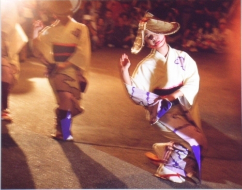 夜祭の盆踊りの様子を写した写真