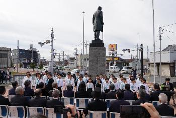 銅像お披露目式